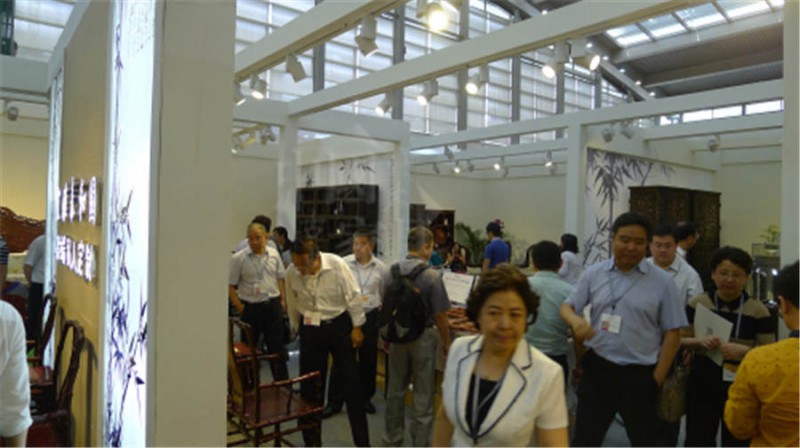 04深圳文博会上宜雅泰和园的当代君子竹系列吸引了众多客商的眼球